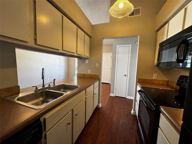 1705 Crossing Place 139C, Austin, TX 78741