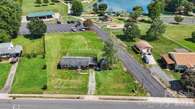 907 Lakeview Drive, Pineville, NC 28134