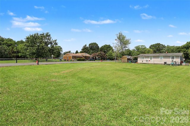 907 Lakeview Drive, Pineville, NC 28134