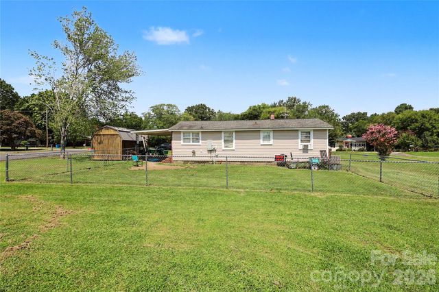 907 Lakeview Drive, Pineville, NC 28134