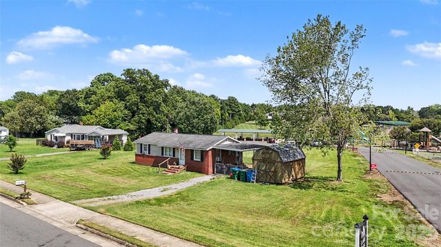 907 Lakeview Drive, Pineville, NC 28134