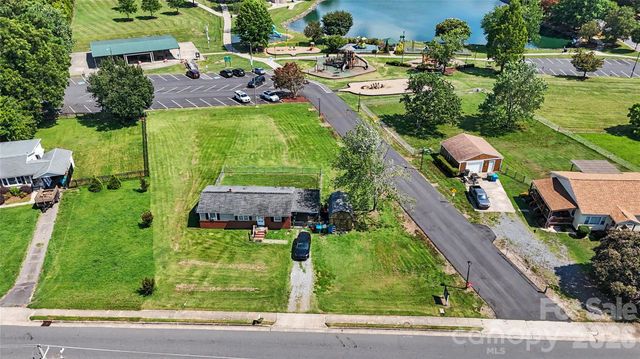 907 Lakeview Drive, Pineville, NC 28134