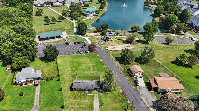 907 Lakeview Drive, Pineville, NC 28134