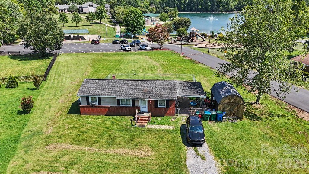 907 Lakeview Drive, Pineville, NC 28134