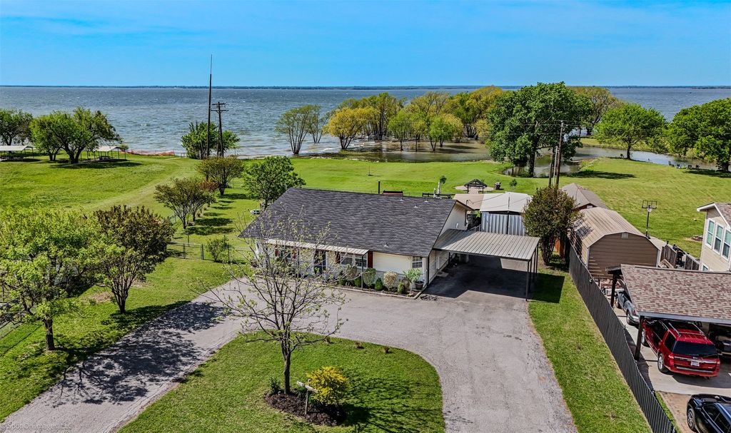 868 Briggs Boulevard, East Tawakoni, TX 75472