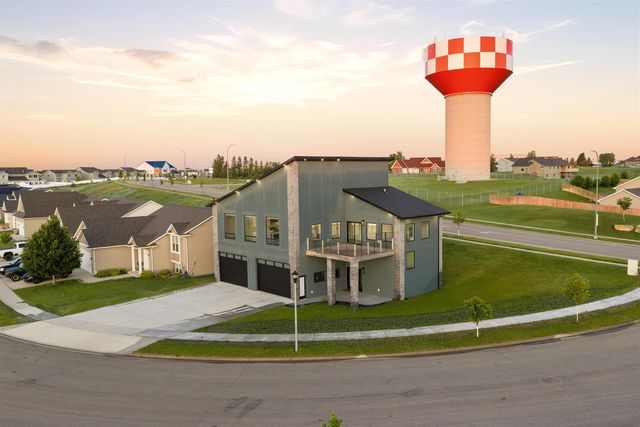 2513 15th Street NW, Minot, ND 58703