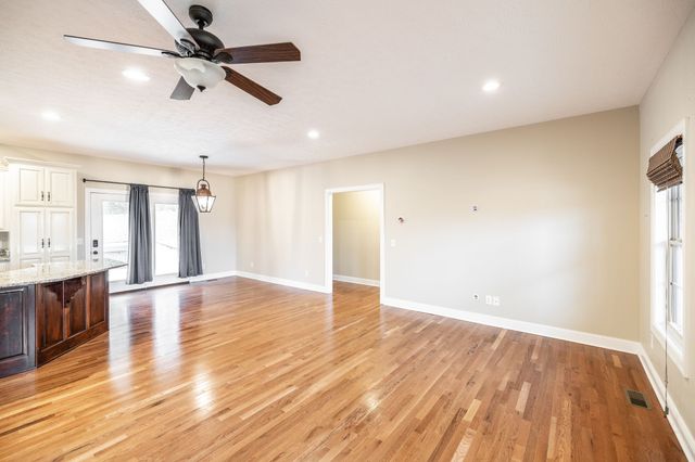 525 Bridle Path Ln, Hartsville, TN 37074