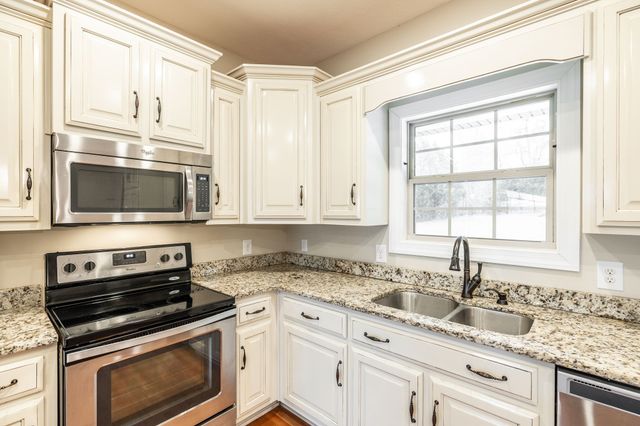 525 Bridle Path Ln, Hartsville, TN 37074