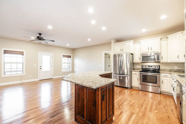 525 Bridle Path Ln, Hartsville, TN 37074