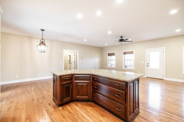 525 Bridle Path Ln, Hartsville, TN 37074