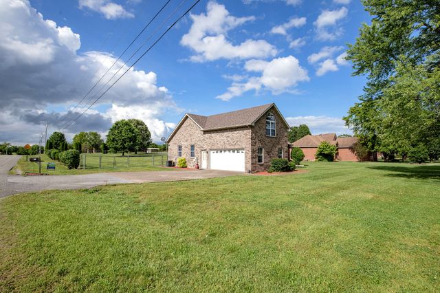 443 Clearview Rd, Cottontown, TN 37048