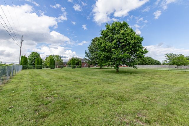 443 Clearview Rd, Cottontown, TN 37048