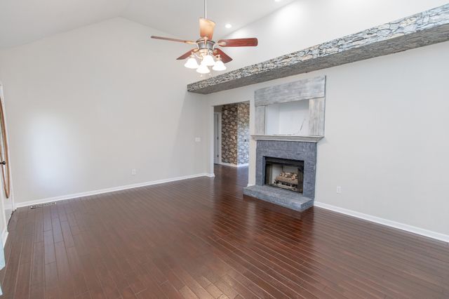 443 Clearview Rd, Cottontown, TN 37048