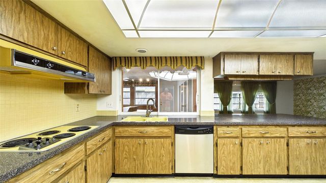 1116 N RIVERHILLS DRIVE, Temple Terrace, FL 33617