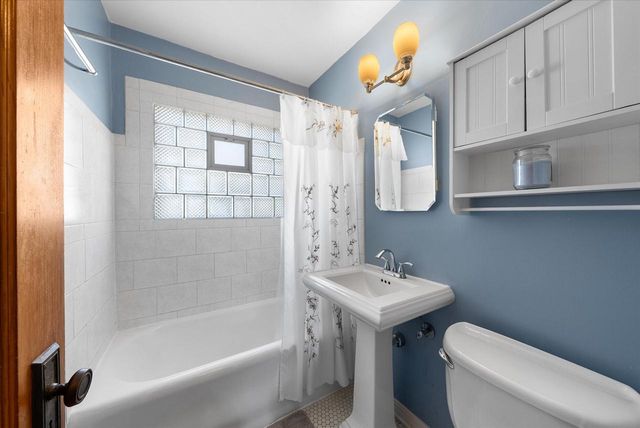 6742 Hillside LANE, Wauwatosa, WI 53213