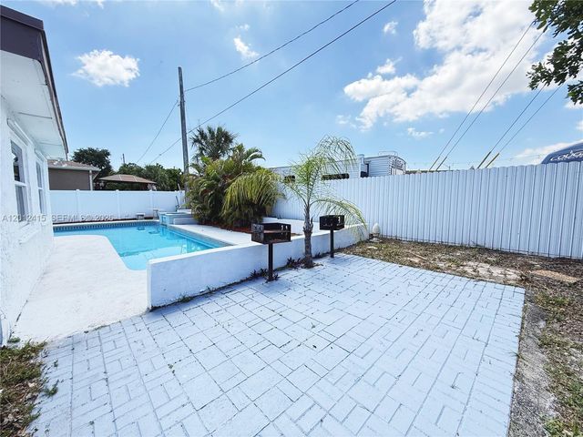 400 SW 14th St, Deerfield Beach, FL 33441