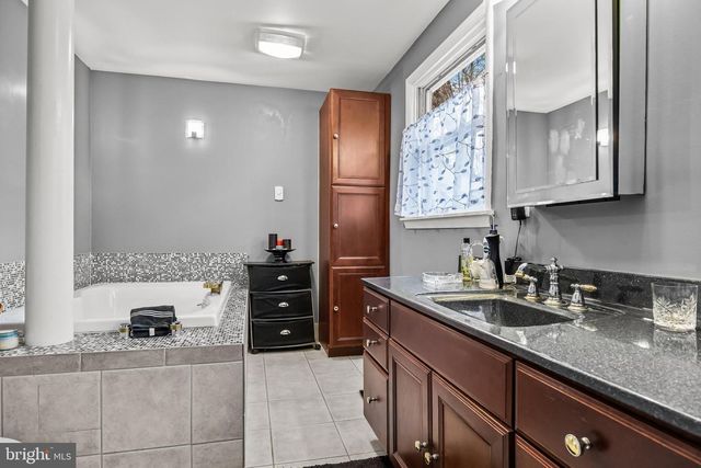 225 TUCKERTON RD, Medford, NJ 08055