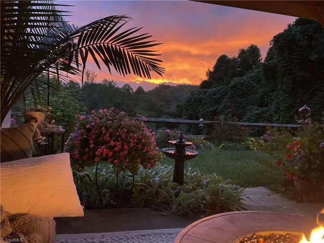 5915 Hollow Wood Court, Winston-salem, NC 27104