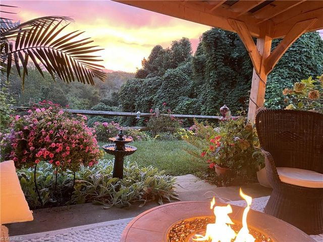 5915 Hollow Wood Court, Winston-salem, NC 27104