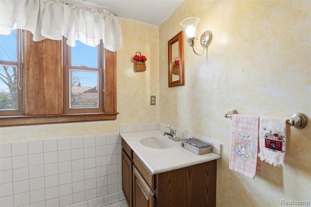 1141 N York Street, Dearborn, MI 48128