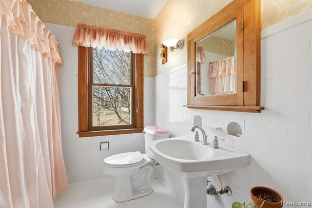 1141 N York Street, Dearborn, MI 48128