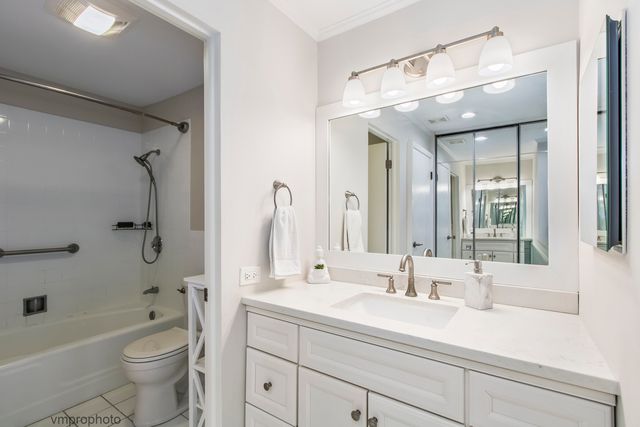 2812 E Bel Aire Drive 303, Arlington Heights, IL 60004