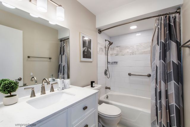 2812 E Bel Aire Drive 303, Arlington Heights, IL 60004