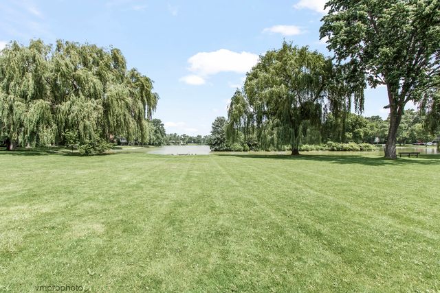 2812 E Bel Aire Drive 303, Arlington Heights, IL 60004
