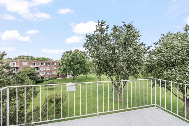 2812 E Bel Aire Drive 303, Arlington Heights, IL 60004
