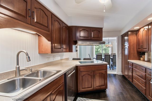 2812 E Bel Aire Drive 303, Arlington Heights, IL 60004