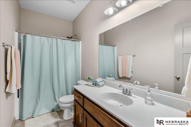 21805 H Street, Omaha, NE 68022