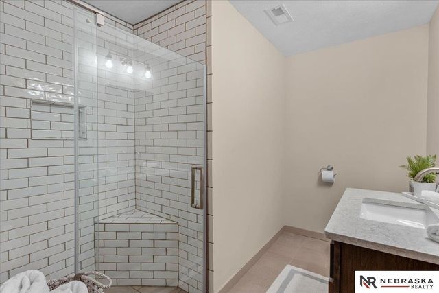 21805 H Street, Omaha, NE 68022