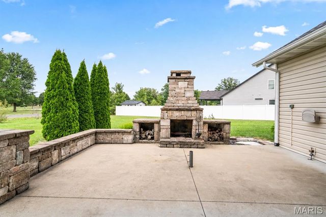235 Baneberry Drive, Highland, IL 62249