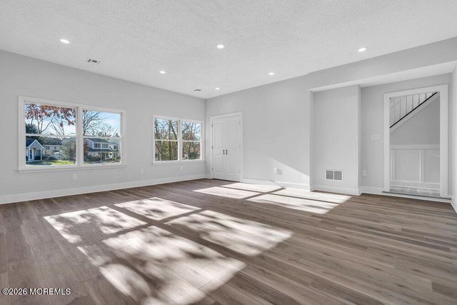 9 Glen Court S, Barnegat, NJ 08005