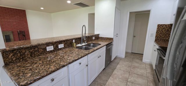 5201 W ROYAL PALM Road, Glendale, AZ 85302