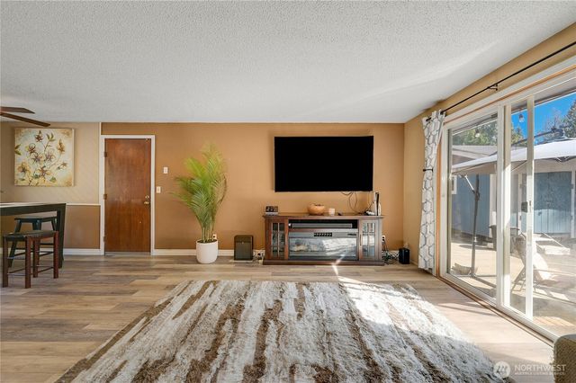 6910 E Cascade Drive, Port Orchard, WA 98366
