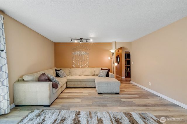 6910 E Cascade Drive, Port Orchard, WA 98366