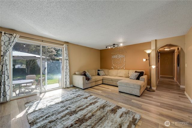 6910 E Cascade Drive, Port Orchard, WA 98366