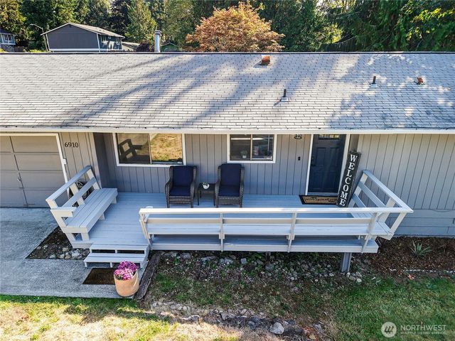 6910 E Cascade Drive, Port Orchard, WA 98366