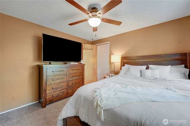 6910 E Cascade Drive, Port Orchard, WA 98366