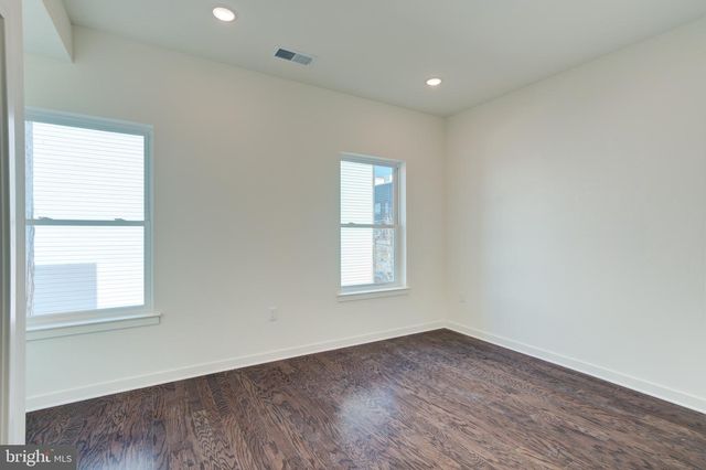 2478 EMERALD ST, Philadelphia, PA 19125