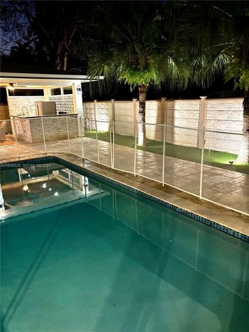 18632 SW 93rd Ct, Cutler Bay, FL 33157