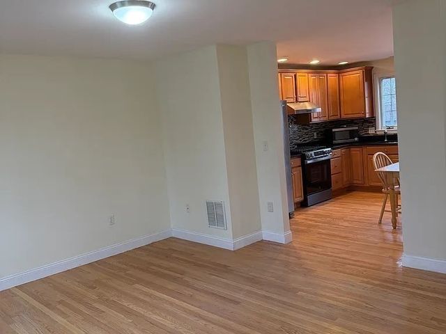 30 Russell St 5, Waltham, MA 02453