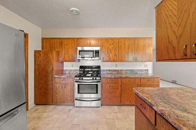 2807 Edgewood Drive N, Fargo, ND 58102