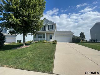 2415 Lakewood Drive, Papillion, NE 68046