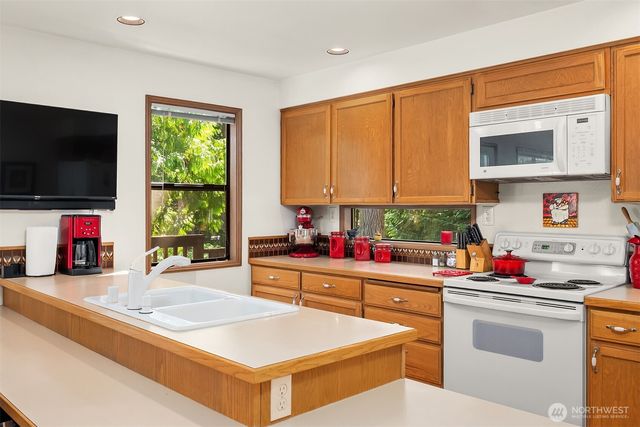 16880 NE 42nd Court, Redmond, WA 98052
