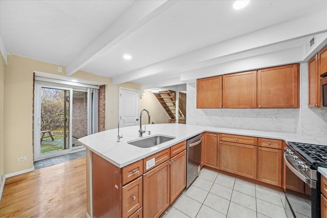 406 Lageschulte Street, Barrington, IL 60010