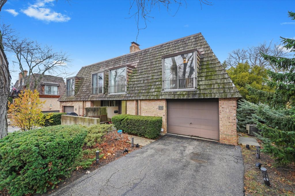 406 Lageschulte Street, Barrington, IL 60010