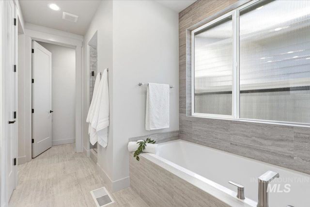 1010 E Crescendo St, Meridian, ID 83642