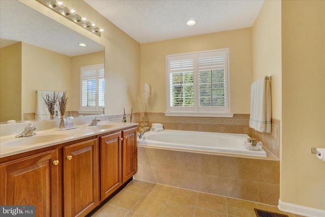 665 CLYDESDALE DR, York, PA 17402